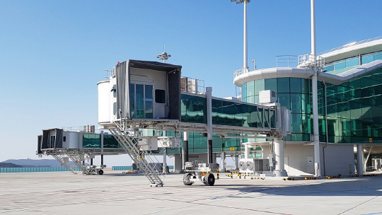 현대로템이 제작한 인천공항 2터미널 탑승교./연합뉴스