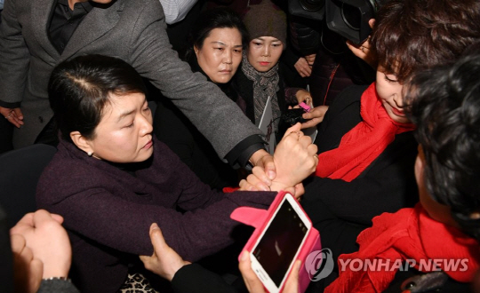 류여해, 한국당 행사장서 당원들과 실랑이…“내 몸에 손대지 마”