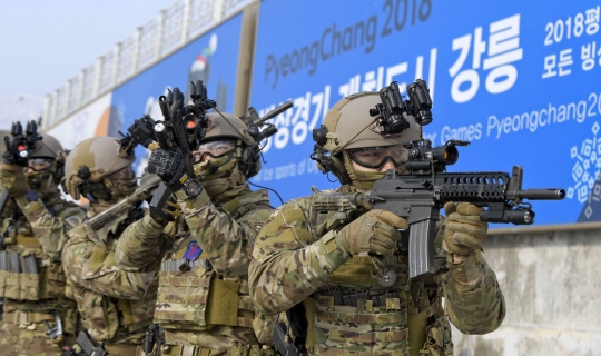 안전한 올림픽을 위해      (강릉=연합뉴스) 유형재 기자 = 해군 1함대 3특전대대(UDT/SEAL) 특수부대원들이 16일 강릉시 강릉항에서 해상 대테러 훈련을 하고 있다.  해군 1함대는 평창동계올림픽과 패럴림픽 준비 및 개최 기간 해상 경비작전, 해상 대테러 작전 등 확고한 군사대비태세를 유지하고 있다.2018.1.16      yoo21@yna.co.kr  (끝)      <저작권자(c) 연합뉴스, 무단 전재-재배포 금지>