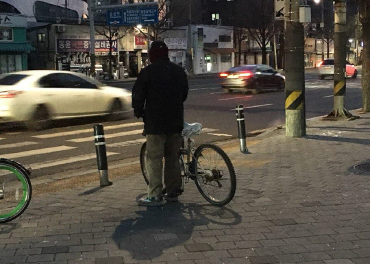 도로교통법상 차에 해당하는 자전거는 자전거 전용도로를 이용하거나 전용도로가 없는 곳에서는 도로 우측 가장자리로 통행해야 한다./연합뉴스