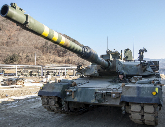 국산 K1A2 전차 조종석에서 출발을 앞둔 국군 최초의 여군 전차 조종수 임현진 하사.