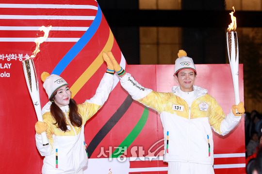 배우 박보검이 15일 오후 서울 영등포구 여의도동에서 2018 평창 동계올림픽 성화봉송 주자로 나섰다.