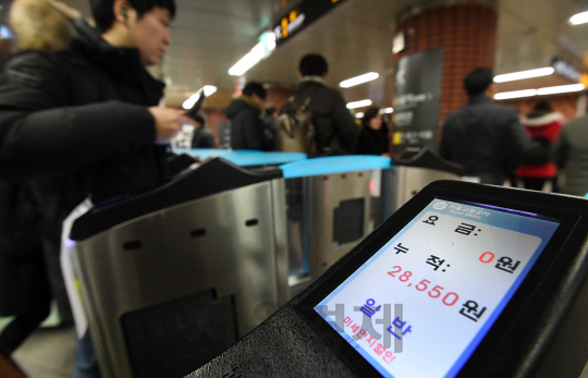 ‘수도권 미세먼지 비상저감 조치’가 발령된 지난 15일 서울시민들이 시청역에서 지하철을 무료로 이용하고 있다. /권욱기자