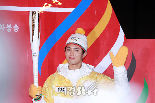 배우 박보검이 15일 오후 서울 영등포구 여의도동에서 2018 평창 동계올림픽 성화봉송 주자로 나섰다.