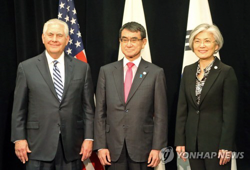 렉스 틸러슨 미 국무장관(왼쪽)과 고노 다로 일본 외무상(가운데), 강경화 외교부 장관이 지난 16일 캐나다 밴쿠버 컨벤션센터에서 한미일 3국 외교장관 회담에 앞서 포즈를 취하고 있다./연합뉴스