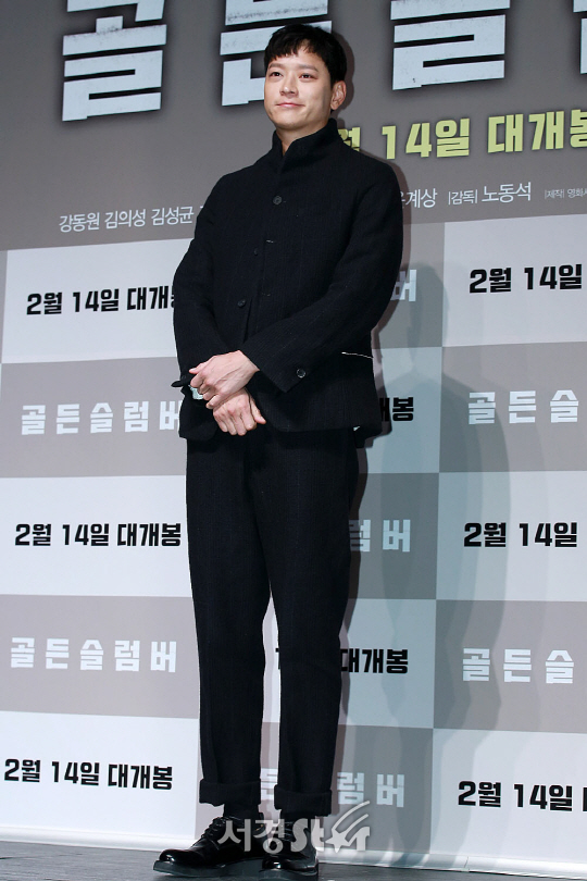 배우 강동원이 17일 오전 서울 강남구 CGV 압구정에서 열린 영화 ‘골든슬럼버’ 제작보고회에 참석해 포토타임을 갖고 있다.