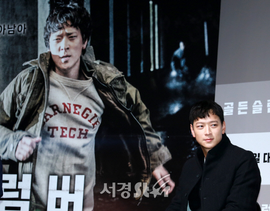배우 강동원이 17일 오전 서울 강남구 CGV 압구정에서 열린 영화 ‘골든슬럼버’ 제작보고회에 참석했다.