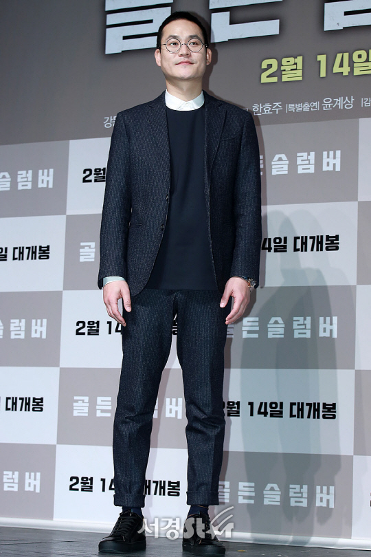 배우 김성균이 17일 오전 서울 강남구 CGV 압구정에서 열린 영화 ‘골든슬럼버’ 제작보고회에 참석해 포토타임을 갖고 있다.