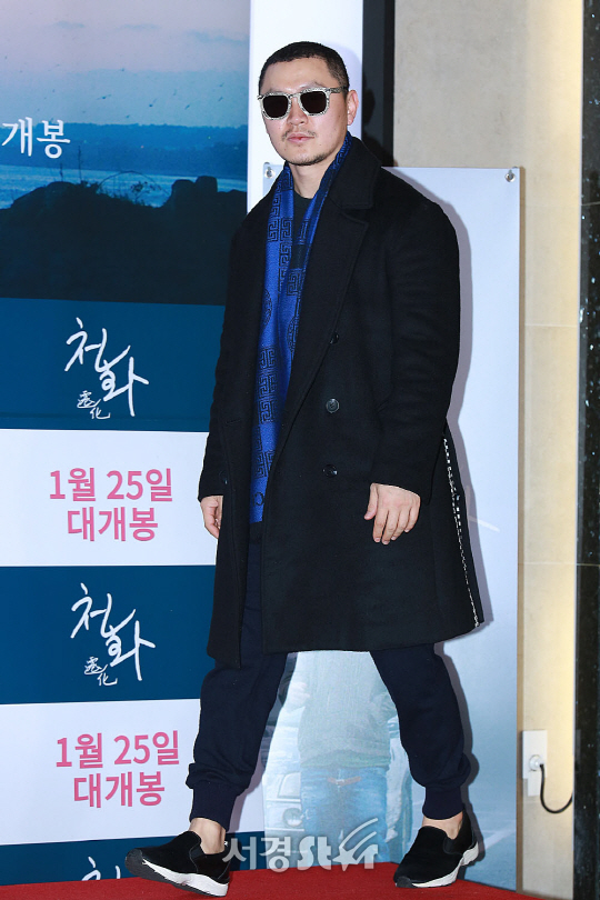 배우 양동근이 17일 오후 서울 광진구 자양동 롯데시네마 건대입구에서 열린 영화 ‘천화’ VIP시사회에 참석해 포토타임을 갖고 있다.