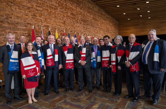 밴쿠버 회의에 참석한 20개국 외교 장관들이 16일(현지시간) 캐나다 밴쿠버에서 평창 동계올림픽 기념 머플러를 두르고 기념 촬영을 하고 있다./사진제공=외교부