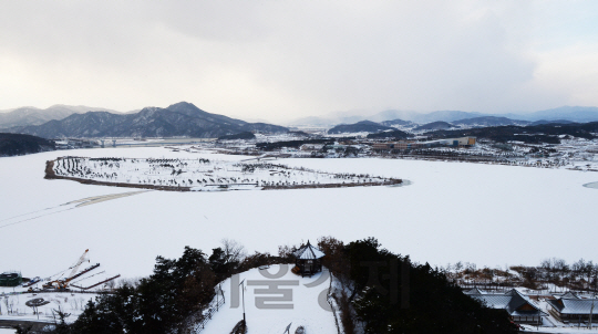 경천섬 맞은편 언덕위의 전망대에서 바라 본 전경. 낙동강이 완전히 결빙됐다.