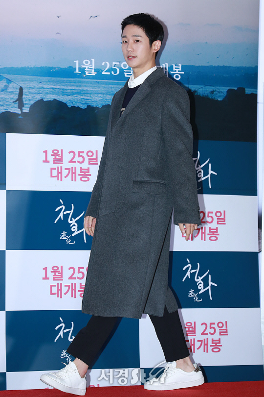 배우 정해인이 17일 오후 서울 광진구 자양동 롯데시네마 건대입구에서 열린 영화 ‘천화’ VIP시사회에 참석해 포토타임을 갖고 있다.