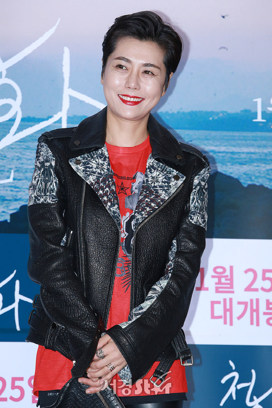 가수 춘자가 17일 오후 서울 광진구 자양동 롯데시네마 건대입구에서 열린 영화 ‘천화’ VIP시사회에 참석해 포토타임을 갖고 있다.