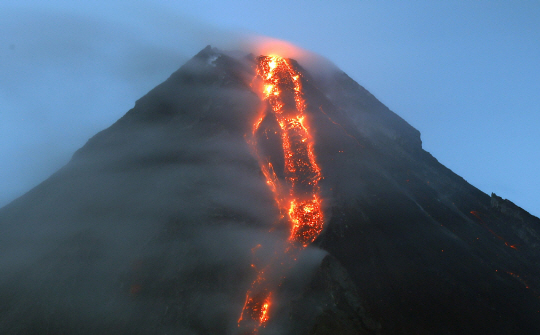 필리핀 알바이주 마욘화산에서 17일 용암이 흘러내리고 있다.  /알바이주=EPA연합뉴스