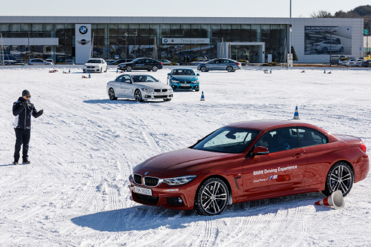 BMW 영종도 드라이빙센터에서 고객들이 눈길 안전운전 교육을 받고 있다. /사진제공=BMW코리아
