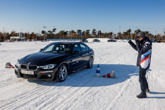 BMW 영종도 드라이빙센터에서 고객들이 눈길 안전운전 교육을 받고 있다. /사진제공=BMW코리아