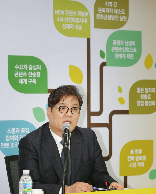 김영준 한국콘텐츠진흥원장이 17일 중구 CKL기업지원센터에서 열린 취임 기념 기자간담회에 참석해 취재진의 질문에 대답하고 있다. /사진제공=한국콘텐츠진흥원