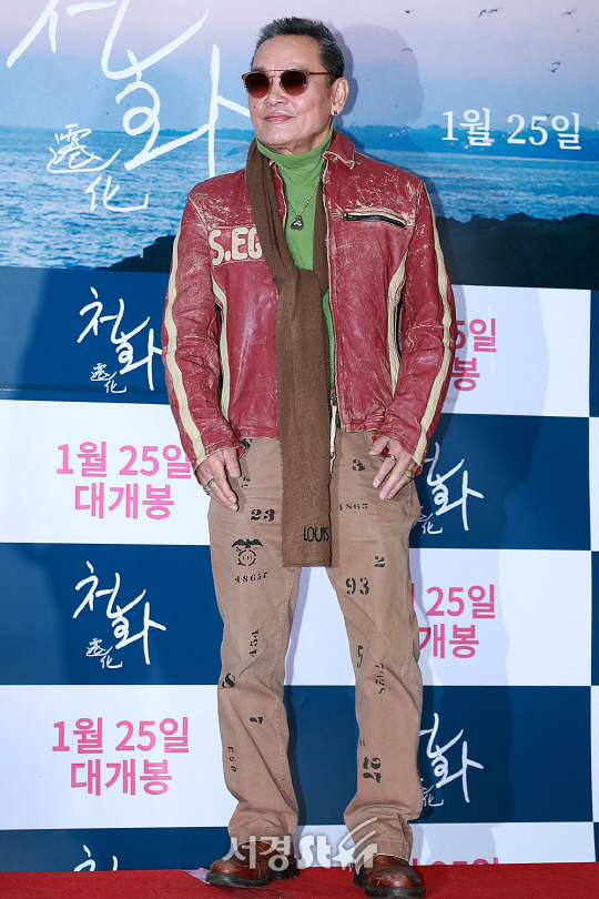 배우 하용수가 17일 오후 서울 광진구 자양동 롯데시네마 건대입구에서 열린 영화 ‘천화’ VIP시사회에 참석해 포토타임을 갖고 있다.