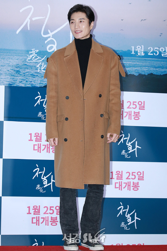 배우 김다현이 17일 오후 서울 광진구 자양동 롯데시네마 건대입구에서 열린 영화 ‘천화’ VIP시사회에 참석해 포토타임을 갖고 있다.