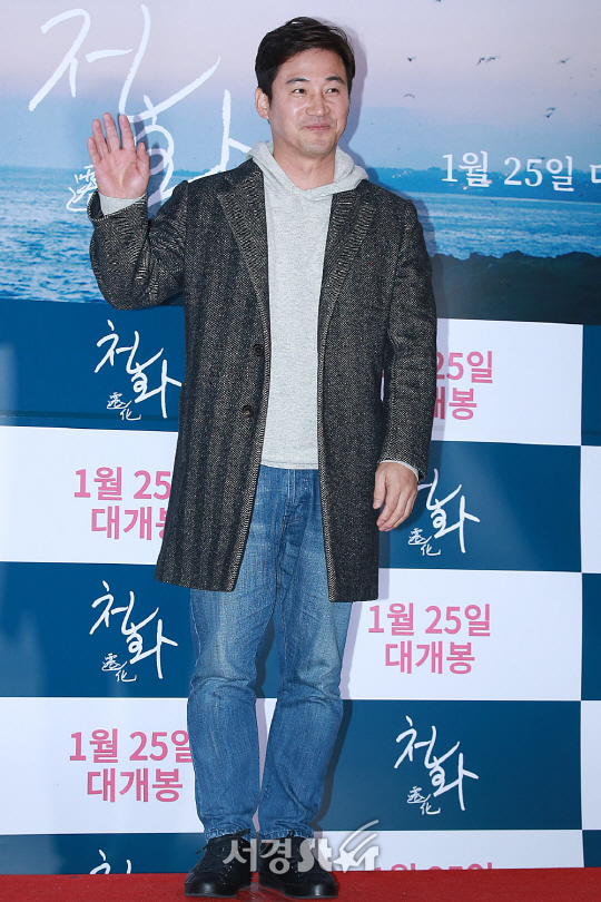 배우 전노민이 17일 오후 서울 광진구 자양동 롯데시네마 건대입구에서 열린 영화 ‘천화’ VIP시사회에 참석해 포토타임을 갖고 있다.