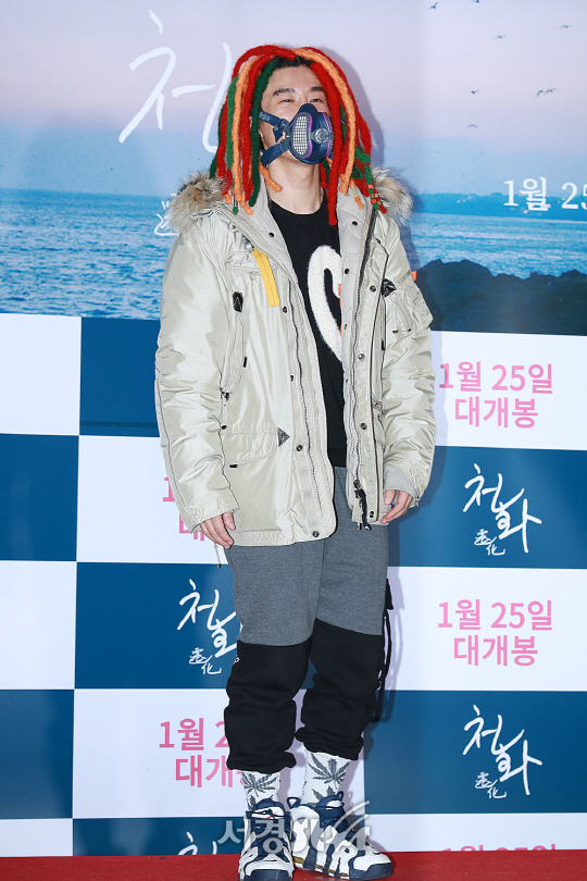 가수 산이가 17일 오후 서울 광진구 자양동 롯데시네마 건대입구에서 열린 영화 ‘천화’ VIP시사회에 참석해 포토타임을 갖고 있다.