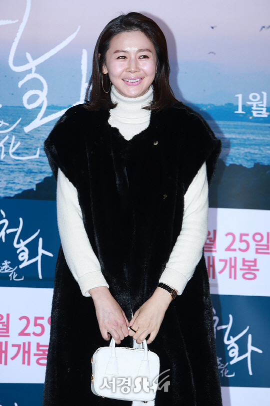 탤런트 정주은이 17일 오후 서울 광진구 자양동 롯데시네마 건대입구에서 열린 영화 ‘천화’ VIP시사회에 참석해 포토타임을 갖고 있다.