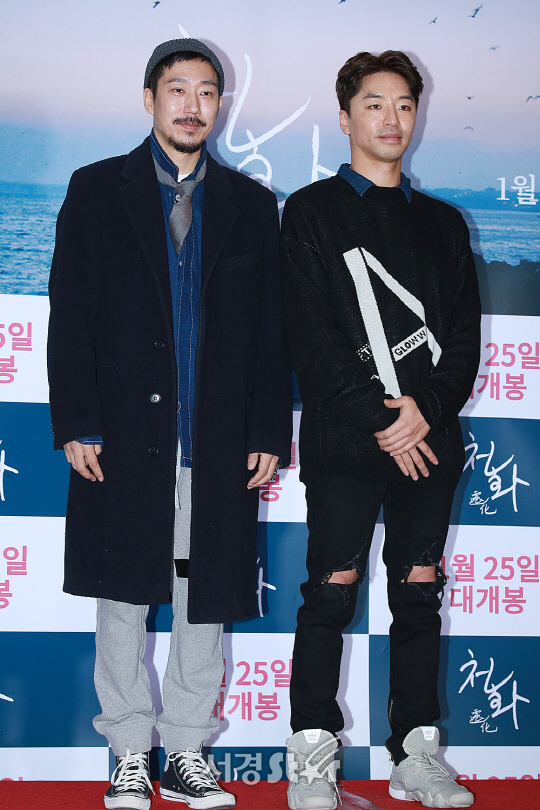 타이거JK와 비지가 17일 오후 서울 광진구 자양동 롯데시네마 건대입구에서 열린 영화 ‘천화’ VIP시사회에 참석해 포토타임을 갖고 있다.