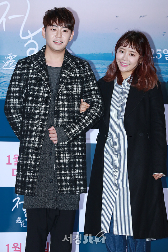 안용준과 베니 부부가 17일 오후 서울 광진구 자양동 롯데시네마 건대입구에서 열린 영화 ‘천화’ VIP시사회에 참석해 포토타임을 갖고 있다.
