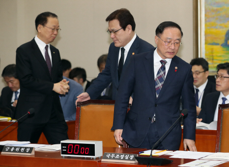 18일 오전 국회 정무위원회 전체회의에서 오른쪽부터 홍남기 국무조정실장, 최종구 금융위원장, 최흥식 금융감독원장이 가상화폐 대응방안 관련 긴급 현안보고를 위해 회의장으로 들어오고 있다. /연합뉴스