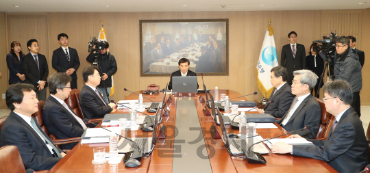 이주열 한국은행 총재가 18일 서울 중구 한국은행에서 열린 올해 첫 금융통화위원회를 주재하고 있다. /송은석기자