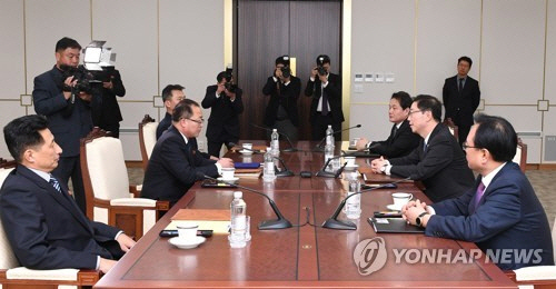 우리측 수석대표인 천해성 통일부 차관(오른쪽 두번째)과 북측 단장인 전종수 조국평화통일위원회 부위원장(왼쪽 두번째) 등이 17일 판문점 남측지역 평화의집에서 열린 차관급 실무회담 종결회의를 하고 있다. /연합뉴스