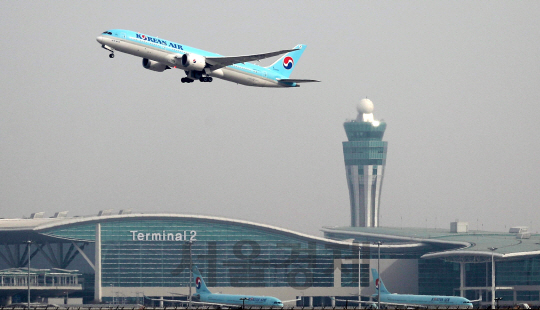 인천공항 제2여객터미널 개항 첫날인 18일 오후 인천국제공항 제2여객터미널에서 대한항공 항공기가 이륙하고 있다. /영종도=이호재기자.