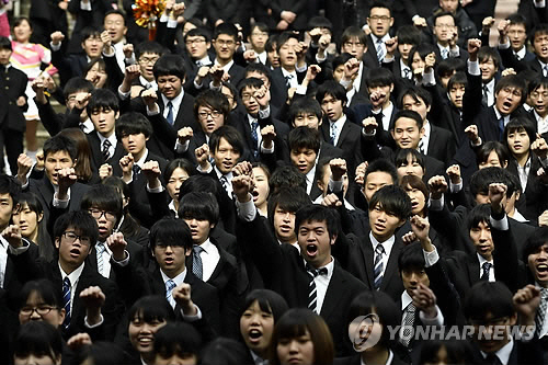 일본 대학생·고졸취업 희망자의 졸업 전 취업 내정률이 80%를 웃돌고 있다. 사진은 1일 일본 도쿄에서 열린 구직 행사에 참여한 직업학교 졸업생들. /연합뉴스