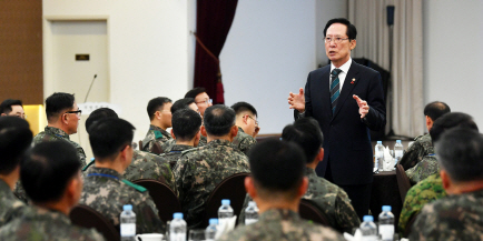 송영무 국방부 장관이 18일 서울 용산구 국방컨벤션에서 준장 진급자를 대상으로 강연을 하고 있다. /사진제공=국방부