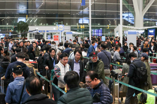 인천공항 제2터미널 개항일인 18일 오전  2터미널 3층 대한항공 발권대 앞이 해외여행객들로 북적이고 있다 . /영종도=이호재기자.