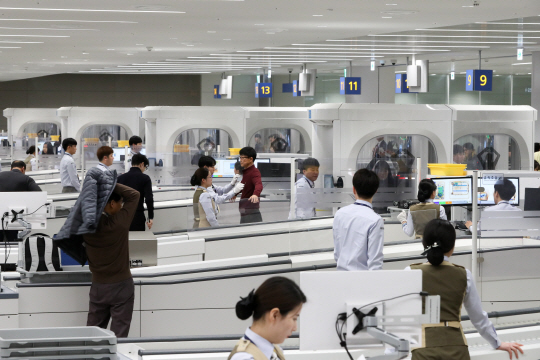 인천공항 제2터미널 개항일인 18일 출국검사를 위한 제2터미널 원형검색대. /영종도=이호재기자.