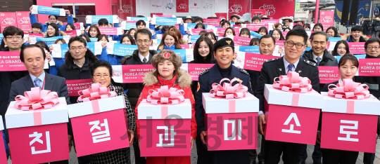 외국인 관광객을 대상으로 한 대규모 쇼핑 축제, ‘코리아 그랜드 세일’이 시작된 18일 오전 서울 동대문구 두타몰 광장에서 교통, 숙박, 안내, 관광경찰 등 관광 접점별 우수종사자인 미소국가대표 등 100여명이 관광업계 대상 친절 캠페인을 펼치고 있다.  2월 28일까지 총 42일간 열리는 ‘코리아 그랜드 세일’은 700여개 기업, 52,000여개 매장이 참여하며 외국인에게 상품할인, 사은품 증정 및 편의서비스를 제공할 예정이다./송은석기자