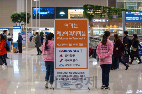 18일 공식 개장해 운영에 들어간 인천국제공항 제2여객터미널에 취항 가능한 항공사를 알리는 알림판이 설치되고 있다./영종도=이호재기자.