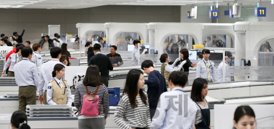 인천공항 제2터미널 개항일인 18일 출국검사를 위한 제2터미널 원형검색대. /영종도=이호재기자.