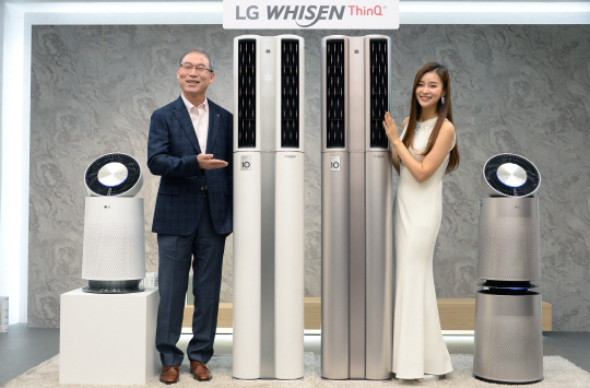 송대현 LG전자 H&A사업본부장 사장이 모델과 함께 ‘휘센 씽큐 에어컨’의 인공지능(AI) 기술을 소개하고 있다./사진제공=LG전자