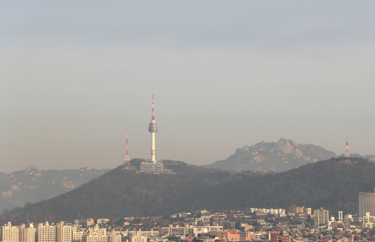 19일 수도권의 미세먼지농도는 30㎍/㎥대로 떨어졌으나 남·서부지방 곳곳에서 초미세먼지가 ‘나쁨’ 수준으로 나타나고 있다. /연합뉴스