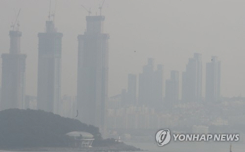 18일 해운대에 미세먼지가 심하게 유입된 모습이다./ 연합뉴스