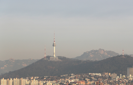 서울시에 따르면 수도권 미세먼지 농도가 높아진 이유를 중국발 오염물질 유입과 국내 생성요인의 증가로 보았다. /연합뉴스