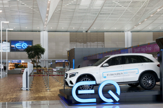 벤츠코리아의 새로운 전기차 브랜드 EQ가 적용된 ‘더 뉴 GLC 350e 4매틱’ 차량이 18일 개장한 인천공항 제2터미널에 전시돼 있다./사진제공=벤츠코리아
