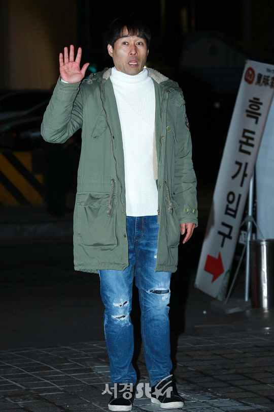 배우 정민성이 19일 오후 서울 영등포구 한 음식점에서 열린 tvn 수목드라마 ‘슬기로운 감빵생활’ 종방연에 참석하고 있다.