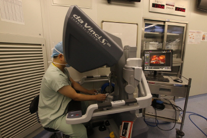 세종병원 전문의가 수술로봇 ‘다빈치’로 심장질환자를 수술하고 있다. /사진제공=세종병원