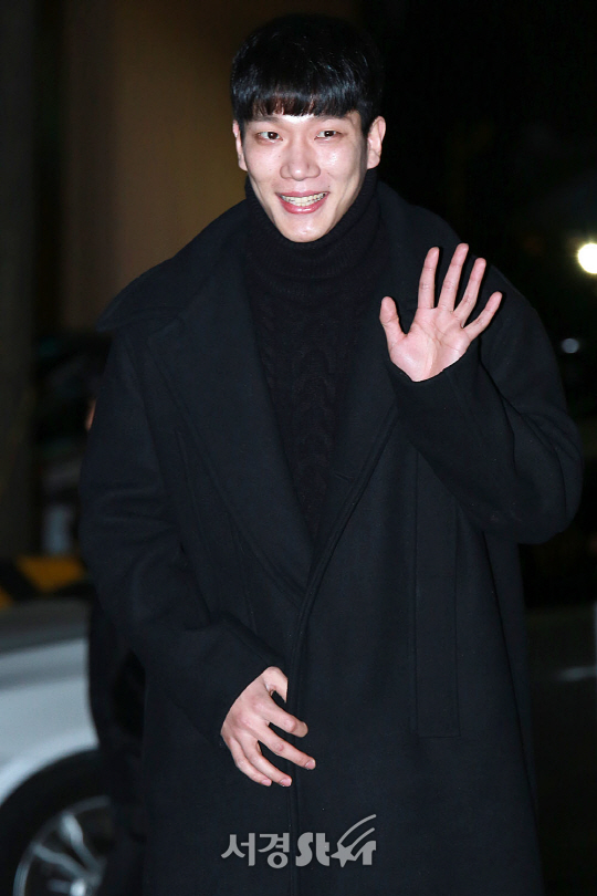 배우 김경남이 19일 오후 서울 영등포구 한 음식점에서 열린 tvn 수목드라마 ‘슬기로운 감빵생활’ 종방연에 참석하고 있다.