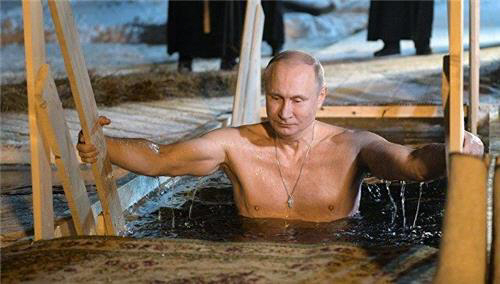 푸틴, 정교회 축제서 얼음물 목욕…‘건강미’ 과시