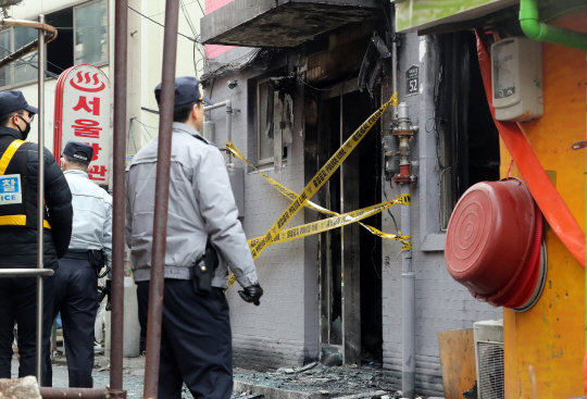 20일 새벽 방화로 화재가 발생해 5명의 사망자가 발생한 서울 종로5가 화재현장을 경찰 관계자들이 차단하고 있다. /연합뉴스