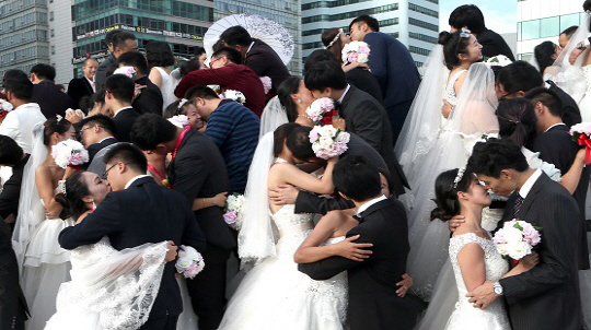 중국 예비신혼부부 78쌍이 지난해 여름 부산 해운대해수욕장에서 결혼식을 하고 있다. /연합뉴스